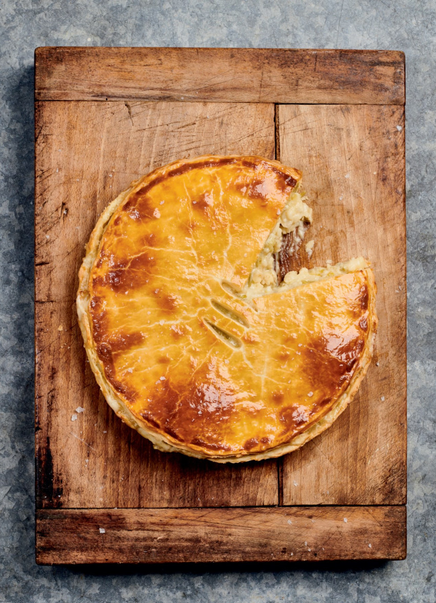 Cheesy Cauliflower and Leek Pie