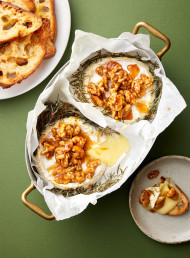 Baked Brie with Caramelised Honey Walnuts (v)