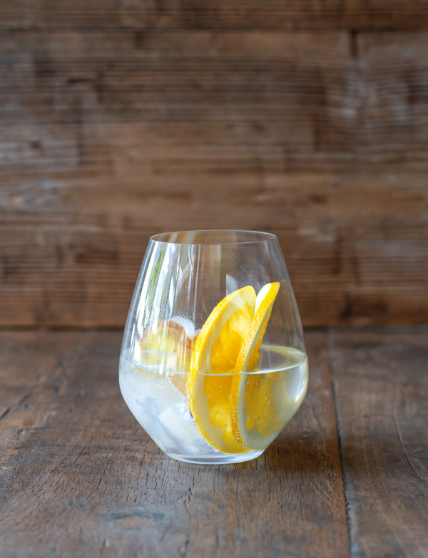 Grapefruit slice, ginger slice in the bottom and grapefruit tonic.