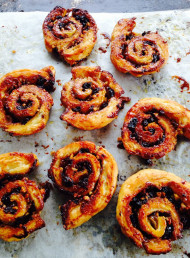 Caramelised Apple and Raisin Pastries 