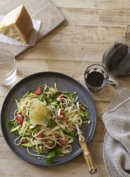 Spaghetti with Rocket, Almonds and Tomatoes