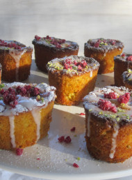 Lemon, Pistachio and Polenta Cakes with Raspberries