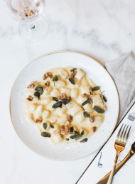 L'Americano cafe is an Italian gem nestled into Coco Republic furniture and design store